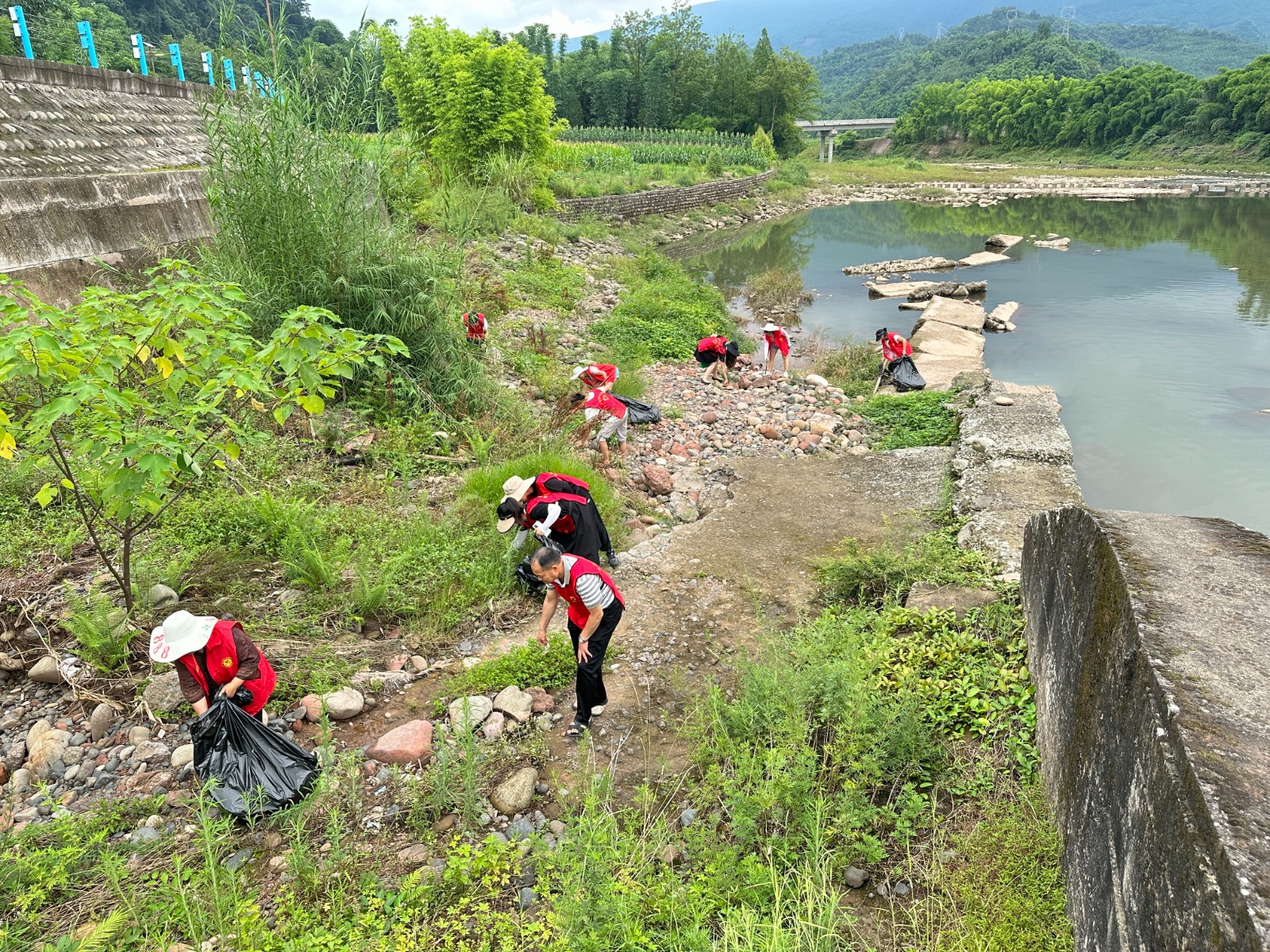 洪雅縣柳江鎮(zhèn)團(tuán)委開展清河行動(dòng)